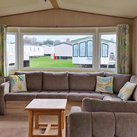 8 Berth Caravan For Hire At Manor Park Near To A Great Beach Ref 23041C Хънстантън Екстериор снимка