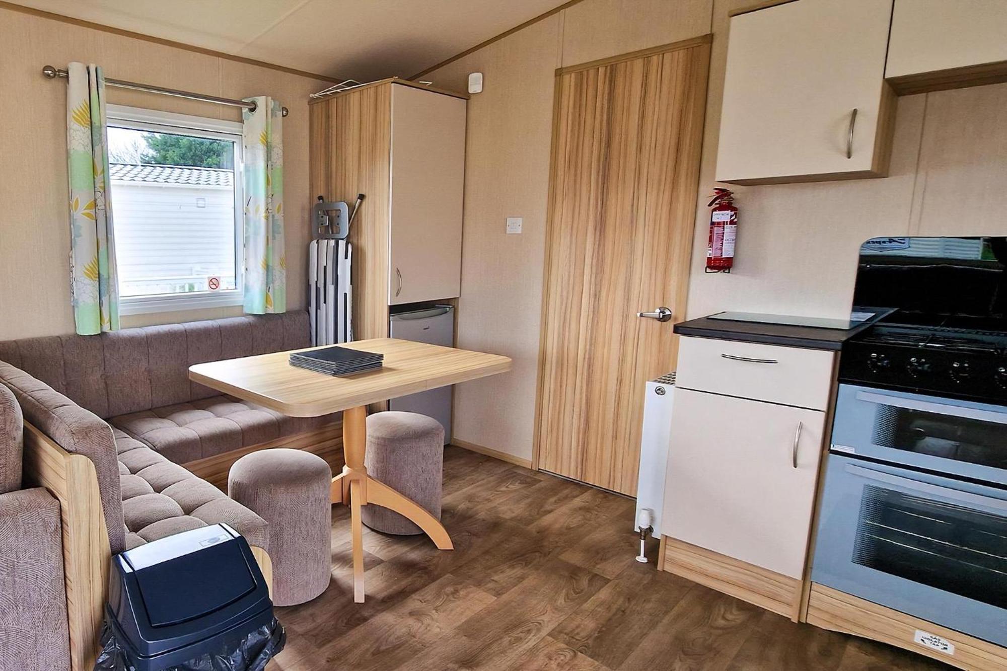 8 Berth Caravan For Hire At Manor Park Near To A Great Beach Ref 23041C Хънстантън Екстериор снимка