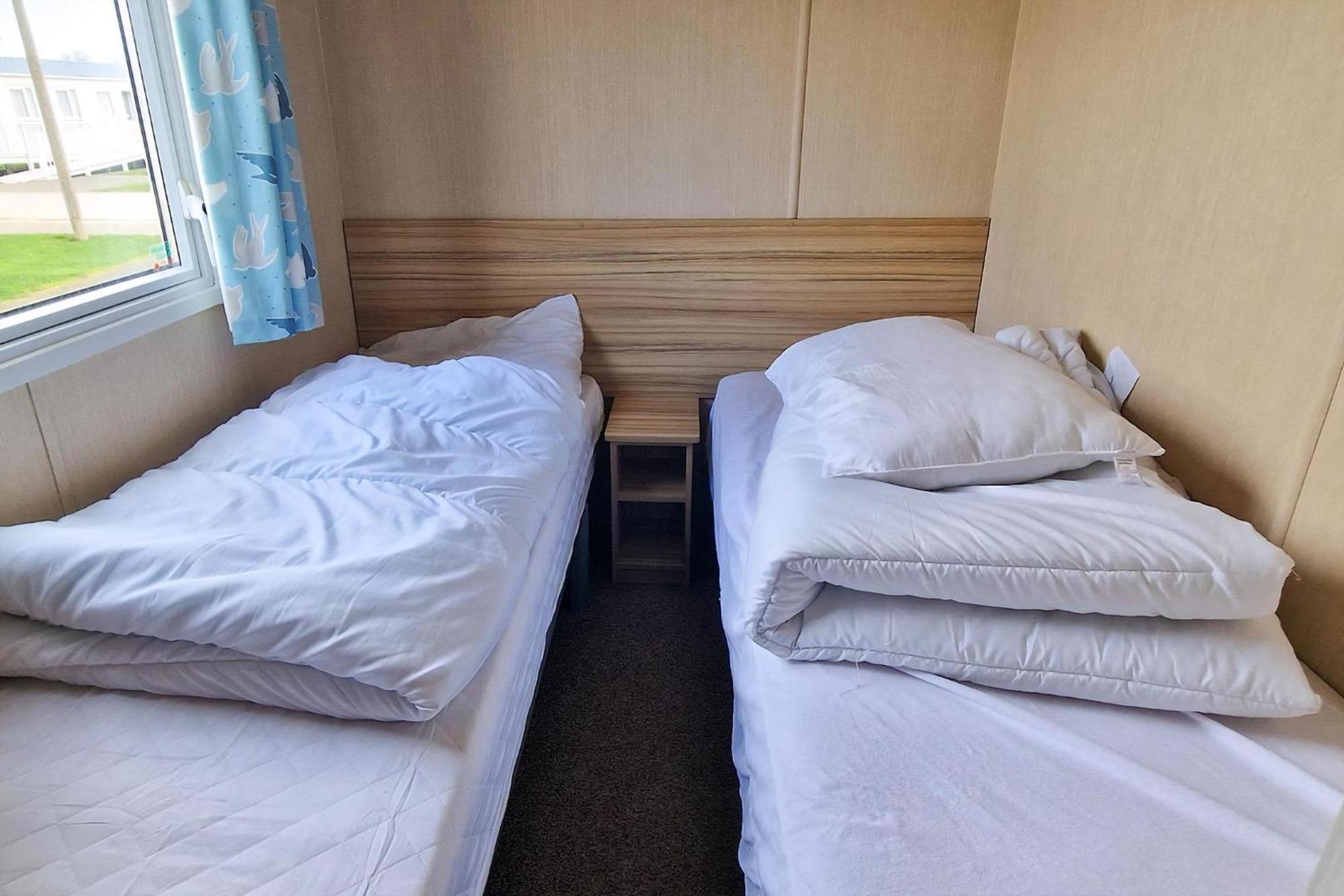 8 Berth Caravan For Hire At Manor Park Near To A Great Beach Ref 23041C Хънстантън Екстериор снимка