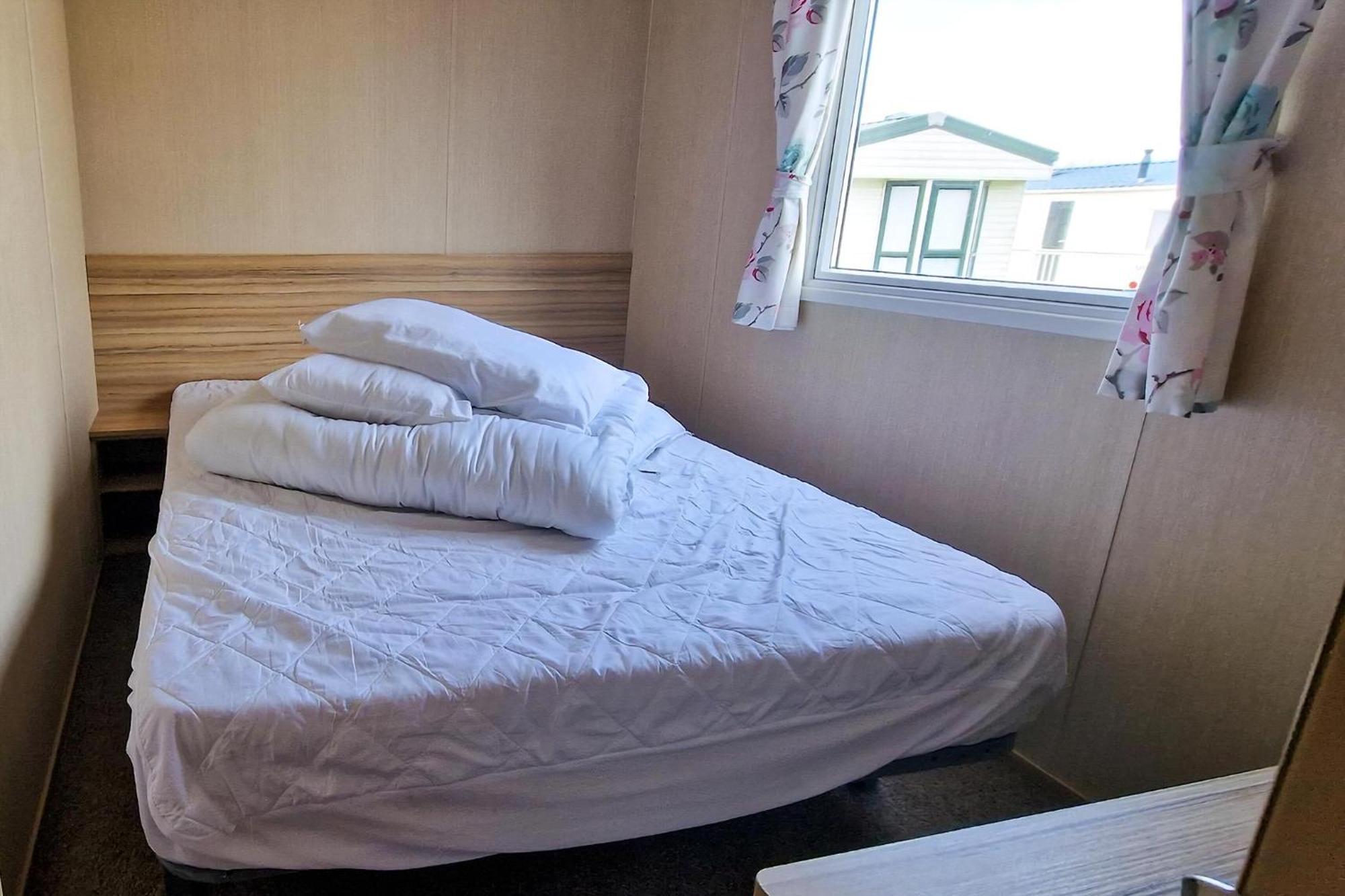 8 Berth Caravan For Hire At Manor Park Near To A Great Beach Ref 23041C Хънстантън Екстериор снимка